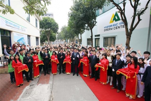 ▲지난 2월 ‘현대-코이카 드림센터’ 베트남 제2캠퍼스 개소식에 참가한 현대건설과 베트남 관계자들이 캠퍼스 오픈을 축하하고 있다. (사진=현대건설)