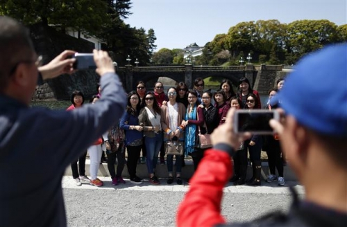 ▲일본 도쿄의 궁성 앞에서 중국 관광객들이 단체 사진을 찍고 있다. 블룸버그 