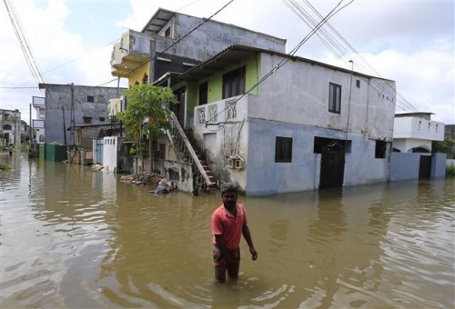 ▲스리랑카 콜롬보에서 28일(현지시간) 한 주민이 홍수로 물에 잠긴 거리 위를 걷고 있다. 콜롬보/AP뉴시스 
