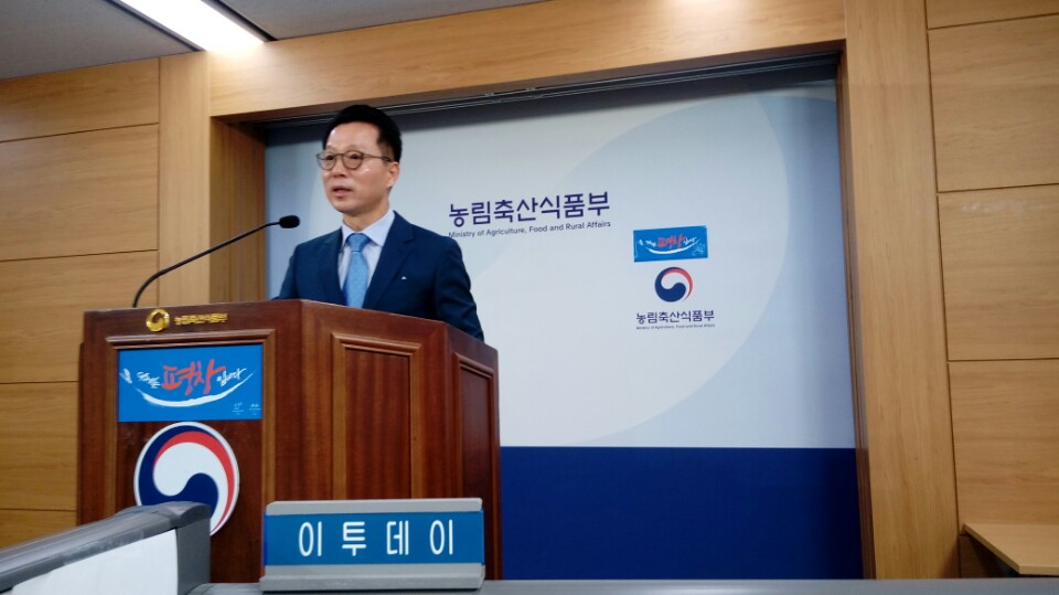 ▲30일 정부세종청사 농림부 기자실에서 민연태 축산정책국장이 구제역·AI 특별방역대책기간 종료를 발표하고 있다.
