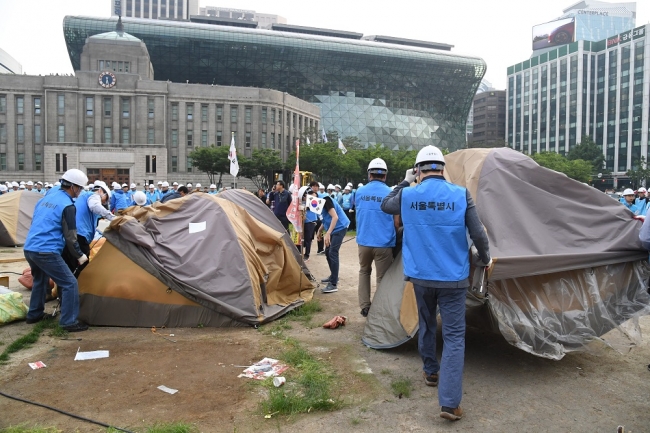 ▲서울시가 시청 앞 서울광장을 불법으로 점거중인 보수단체들에 대해 30일 행정대집행을 실시해 철거에 나섰다.(사진제공=서울시)