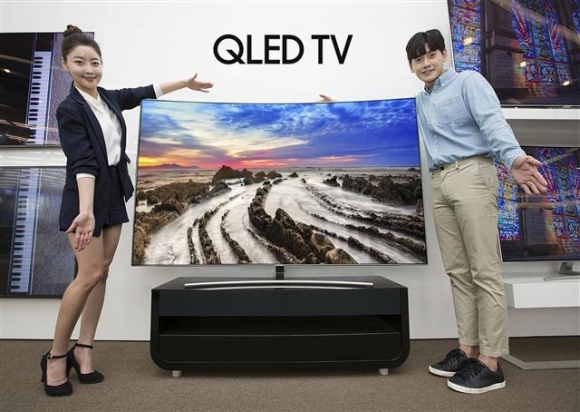 ▲삼성전자 모델들이 QLED TV 'Q8(커브드)' 75형을 소개하고 있다.
