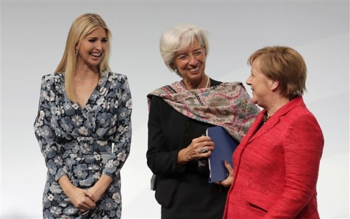 ▲지난달 25일 독일 베를린에서 열린 주요 20개국(G20) 여성경제정상회의(W20) 토론 패널로 참석한 이방카 트럼프(맨 왼쪽) 크리스티틴 라가르드(가운데) 국제통화기금(IMF) 총재, 앙겔라 메르켈 독일 총리가 이야기를 나누고 있다. 사진=AP뉴시스