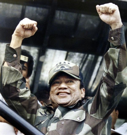 ▲파나마의 전 독재자 마누엘 안토니오 노리에가가 1988년 5월 20일(현지시간) 파나마시티에서 군사행진 도중 두 손을 번쩍 들어올리고 있다. 파나마시티/AP뉴시스