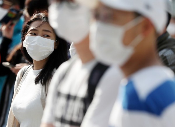 ▲미세먼지가 전국을 뒤덮은 6일 오후 서울 잠실야구장 인근에 시민들이 마스크를 쓰고 있다.(사진=연합뉴스 )