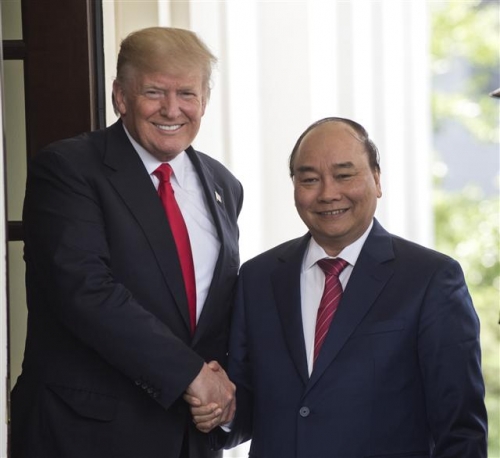 ▲도널드 트럼프(왼쪽) 미국 대통령이 지난달 31일(현지시간) 백악관에서 회담을 마치고 떠나는 응우옌 쑤언 푹 베트남 총리와 악수하고 있다. 워싱턴/UPI뉴시스 