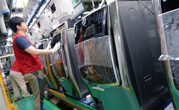 ▲LG전자 직원이 31일 창원2공장에서 제조된 드럼세탁기를 검사하고 있다. (사진제공=LG전자)