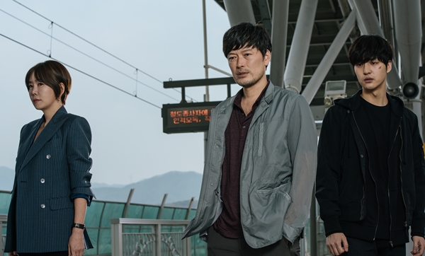 ▲OCN 복제인간 추격 스릴러 '듀얼'에 출연하는 배우 김정은, 정재영, 양세종(사진=OCN)