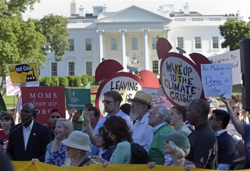 ▲도널드 트럼프 미국 대통령이 1일(현지시간) 파리협정 탈퇴를 공식 선언한 가운데 백악관 앞에서 시민이 항의시위를 벌이고 있다. 워싱턴/AP뉴시스 