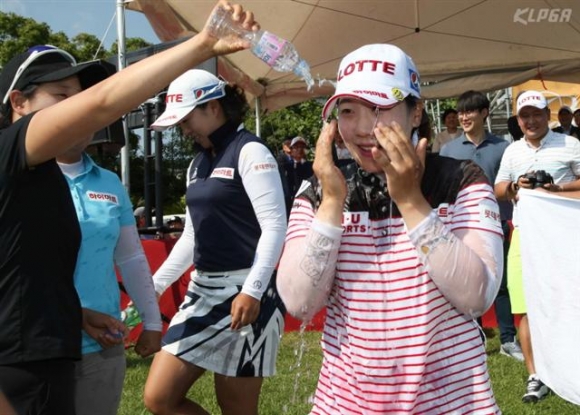 ▲동료들로부터 물로 우승축하 셰례를 받는 김지현2