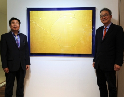 ▲사진=서정 이춘환 화백과 국민주치의 오한진 박사(좌측부터)가 서정아트센터에서 기념촬영을 하고 있다.