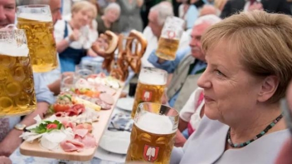 ▲앙겔라 메르켈 총리가 지난달 열린 총선 유세장에서 지지자들과 맥주를 마시는 모습. AFP연합뉴스