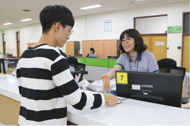 ▲서울 도봉운전면허시험장에서 운전면허 신규 발급 전에 지문인식을 통해 본인확인을 시연하고 있다.(사진제공=도로교통공단)