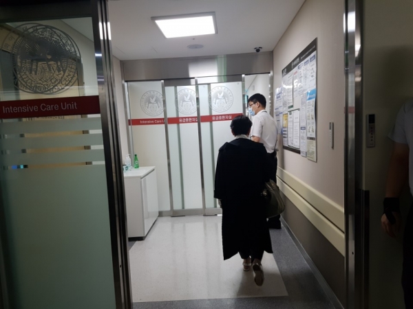 ▲이대 목동병원 응급 중환자실로 들어서는 탑 어머니(사진=김소연 기자 seu123@)