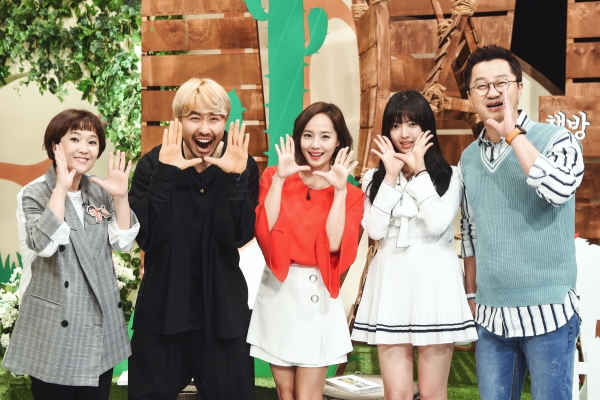 ▲'하하랜드' 진행을 맡고 있는 (왼쪽부터) 송은이, 노홍철, 유진, AOA 찬미, 지상렬(사진=MBC)