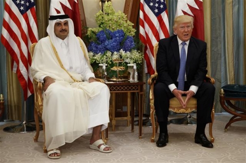 ▲도널드 트럼프(오른쪽) 미국 대통령이 지난달 21일(현지시간) 사우디아라비아 리야드 방문 기간 카타르의 에미르 셰이크 타밈 빈하마드 알타밈 국왕과 양자 정상회담을 하고 있다. 트럼프는 6일 트위터에 사우디 등 중동 국가들의 카타르 단교를 지지하는 글을 올렸다. 리야드/AP뉴시스 