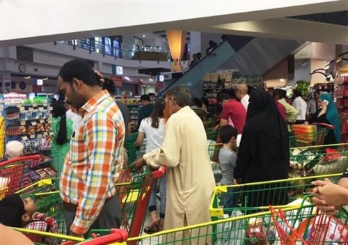 ▲카타르 도하의 한 슈퍼마켓에서 5일(현지시간) 주민이 생필품을 사모으고 있다. 도하/AP뉴시스