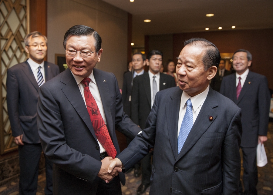 (사진= 11일(일) 저녁 소공동 롯데호텔에서 열린 ‘2017 한일우호의 밤’ 행사에서 박삼구 회장(왼쪽)과 니카이 도시히로 일본 자민당 간사장(오른쪽)이 만나 악수하고 있다.)