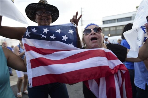 ▲푸에르토리코 주 지위 획득 지지자들이 11일(현지시간) 푸에르토리코 연방 수도 산후안에서 주민투표 결과에 환호하며 미국 국기를 흔들고 있다. 사진=AP뉴시스