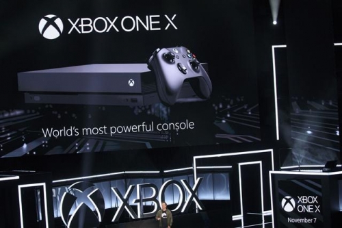 ▲MS가 11일(현지시간) 미국 로스앤젤레스(LA)에서 게임쇼 E3 개막을 앞두고 새 게임기 엑스박스 원 X를 공개하고 있다. 블룸버그 