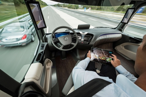 ▲인공지능은 생활 속 다양한 분야에 속속 파고들고 있다. 사진은 독일 메르세데스-벤츠가 2025년 양산을 목표로 선보인 자율주행 트럭 모습. 사진제공=다임러미디어