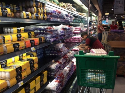 ▲지난 10일(현지시간) 카타르 도하의 한 수퍼마켓 선반에 식료품이 채워져 있다. 출처 = AFP연합뉴스