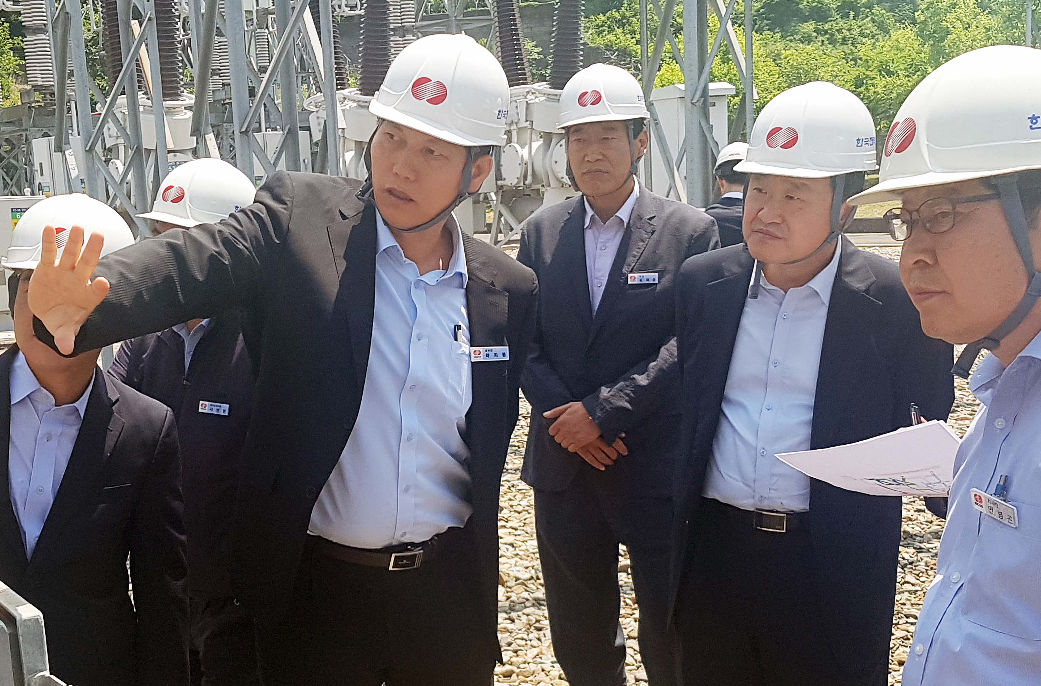 ▲김학도 산업통상자원부 에너지자원실장(사진 오른쪽에서 두번째)이 13일 울산·온산 국가산업단지 및 인근지역에 전력을 공급하는 울산시 울주군 청량면에 소재한 신울산변전소를 방문해 전력공급 현황 보고를 청취한 후 전력설비 현장을 둘러보는 등 에너지시설을 긴급 점검했다.
(사진=산업통상자원부)