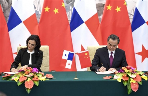 ▲왕이(오른쪽) 중국 외교부장과 이사벨 세인트 말로 파나마 부통령 겸 외무장관이 13일(현지시간) 베이징에서 국교 수립 문서에 서명하고 있다. 베이징/신화뉴시스