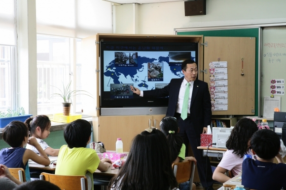▲ SK케미칼 임직원이 경기도 성남시 소재의 한 초등학교에서 행복한 초록교실을 진행하고 있다.(사진제공=SK케미칼)