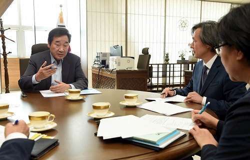 ▲이낙연 국무총리가 15일 정부세종청사에서 정기석 질병관리본부장에게 메르스 관련 보고를 받고 있다. (국무총리실)