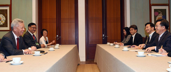 ▲김동연 부총리 겸 기획재정부 장관(오른쪽)이 15일 제주 신라호텔에서 진리췬 아시아인프라투자은행(AIIB) 총재(왼쪽)와 면담하고 있다.