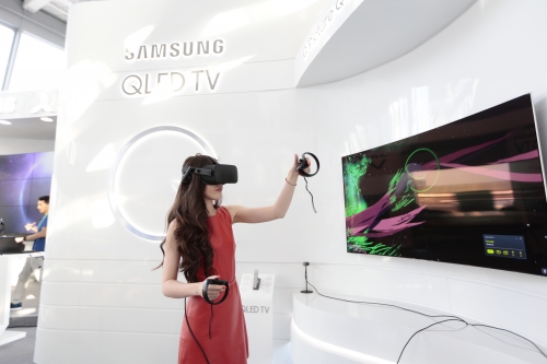 ▲현지 관람객이 VR(가상현실)을 통해 QLED TV의 독보적 화질을 체험하고 있는 모습  (사진제공=삼성전자)