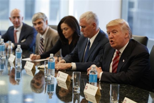 ▲도널드 트럼프(맨 오른쪽) 미국 대통령이 지난해 12월 14일(현지시간) 뉴욕 트럼프타워에서 당선인 신분으로 IT 기업 중역들과 회동하고 있다. 뉴욕/AP뉴시스