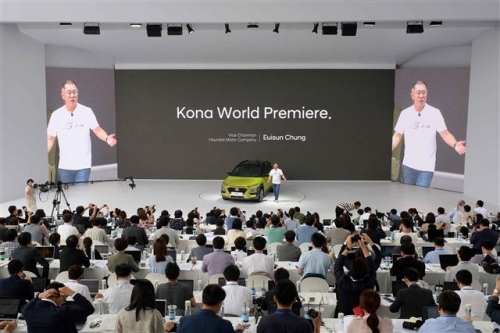 ▲ 정의선 현대자동차 부회장이 13일 고양시 현대 모터스튜디오 고양에서 현대자동차의 첫 글로벌 소형 SUV ‘코나'를 최초 공개하고 중장기 SUV상품 전략을 발표하고 있다.