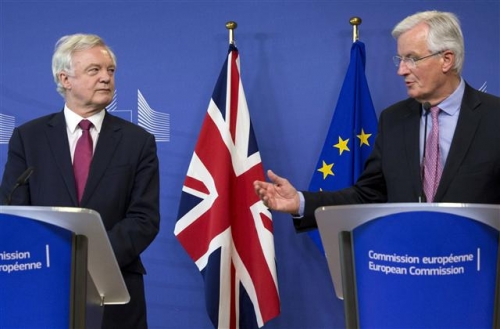 ▲데이비드 데이비스(왼쪽) 영국 브렉시트 장관과 미셸 바르니에 EU측 협상대표가 19일(현지시간) 벨기에 브뤼셀 EU 본부에서 공동 성명을 발표하고 있다. 이날 양측은 이혼합의금 등 3가지 최우선 협상 과제 선정에 합의했다. 사진=AP뉴시스  