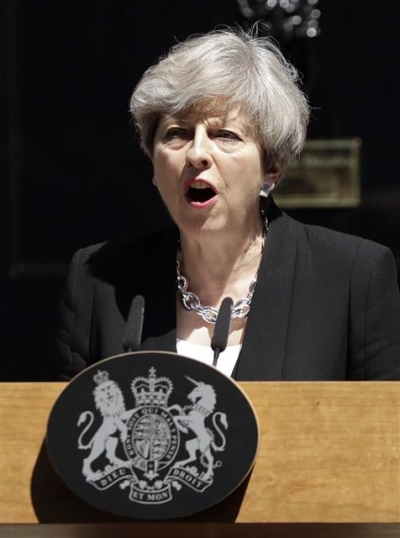 ▲테리사 메이 영국 총리가 19일(현지시간) 런던 총리 관저 앞에서 이날 벌어진 테러와 관련해 기자회견을 하고 있다. 런던/AP뉴시스 