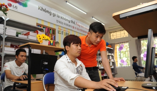 ▲LG IT도서관에서 학생들이 PC를 활용해 학습하고 있다.(사진제공=LG전자)