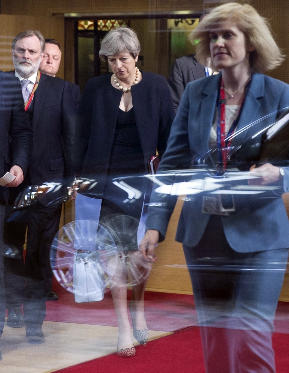 ▲테리사 메이 영국 총리가 22일(현지시간) 벨기에 브뤼셀에서 열린 유럽연합(EU) 정상회의 후 회의장을 빠져나오며 침울한 표정을 짓고 있다. 브뤼셀/EPA연합뉴스