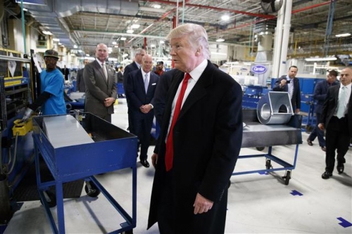 ▲도널드 트럼프 미국 대통령이 당선인 신분이던 지난해 12월 1일(현지시간) 인디애나폴리스의 캐리어 공장을 방문해 설비를 둘러보고 있다. 인디애나폴리스/AP뉴시스 