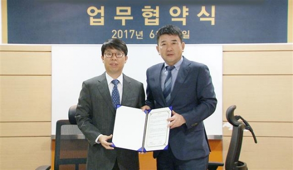 ▲장성원 골프존유통대표와 김유석 SBS골프본부장(오른쪽).