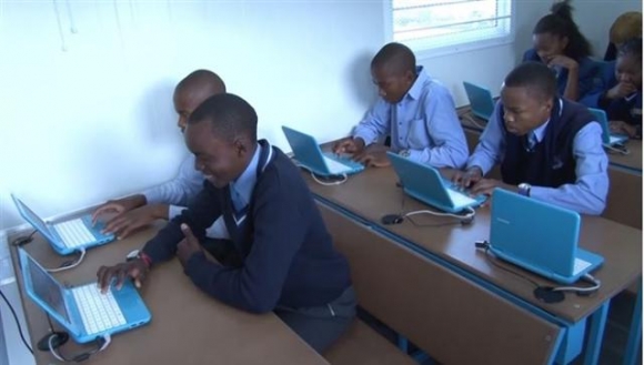 ▲2011년부터 삼성전자는 아프리카 농어촌 지역에 스마트스쿨(Smart School)과 e-러닝 센터(eLearning Centre), 디지털 도서관 등을 제공했다. 아프리카 학생들이 스마트스쿨에서 삼성의 제품으로 교육을 받고 있다. 