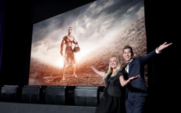 ▲모델들이 3월 27일(현지시간) 미국 라스베이거스에 위치한 씨네마크(Cinemark) 극장에서 삼성전자가 세계 최초로 출시한 극장전용 LED 스크린인 ‘삼성 시네마 스크린’을 소개하고 있다.