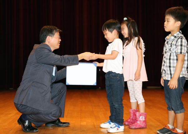 ▲서울주택도시공사 변창흠 사장(사진 왼쪽)이 제19회 어린이 그림그리기 대회에 입상한 어린이에게 상을 수여하고 있다.(사진제공=SH공사)