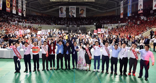 ▲신상진, 홍준표, 원유철 자유한국당 당대표 후보 및 최고위원 후보들이 29일 오후 경기 안양종합운동장 실내체육관에서 열린 자유한국당 당대표·최고위원 선출 제2차 전당대회 수도권 합동연설회에서 기념촬영을 하고 있다. 2017.06.29 (사진=뉴시스)