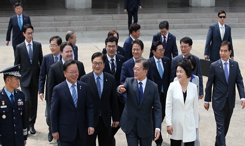 ▲문재인 대통령과 김정숙 여사와 환송객들이 28일 오후 성남 서울공항에서 미국으로 떠나는 전용기로 향하고 있다. (청와대)