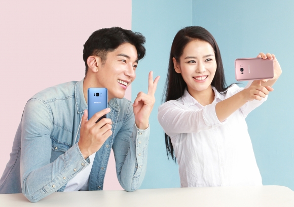 ▲'갤럭시 S8+' 로즈 핑크, '갤럭시 S8' 코랄 블루를 소개하고 있는 모습(사진제공=삼성전자)