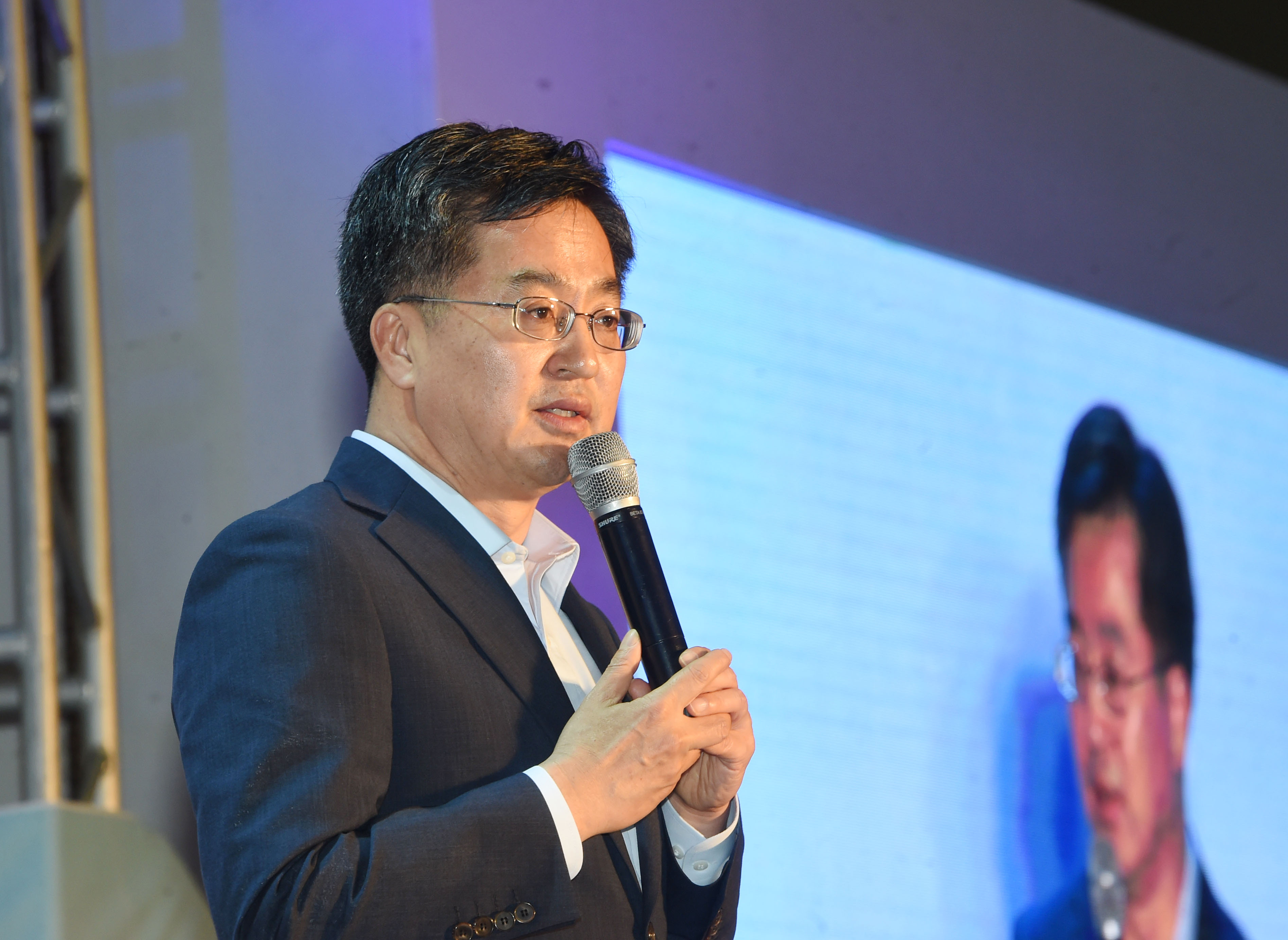 ▲김동연 부총리가 30일 일산 킨텍스에서 열린 5회 협동조합의 날 행사에 참석해 기념사를 하고 있다.(기획재정부)