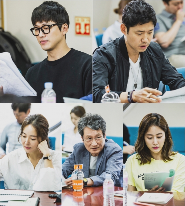 ▲SBS 새 월화드라마 ‘조작’ 대본리딩 현장(사진=SBS)