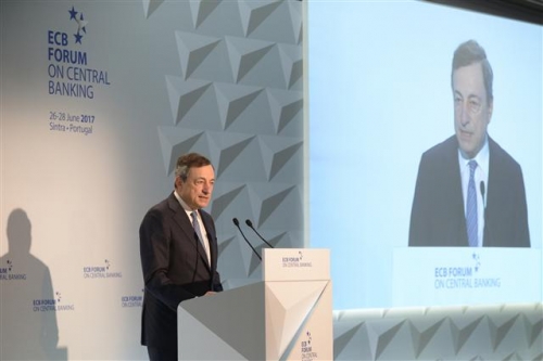 ▲유럽중앙은행(ECB)이 이번 주 포르투갈 신트라에서 포럼을 개최한 가운데 27일(현지시간) 마리오 드라기 ECB 총재가 연설하고 있다. 출처 ECB 웹사이트 