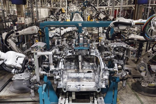 ▲메르세데스-벤츠의 핀란드 공장에서 로봇들이 생산에 열중하고 있다. 블룸버그 